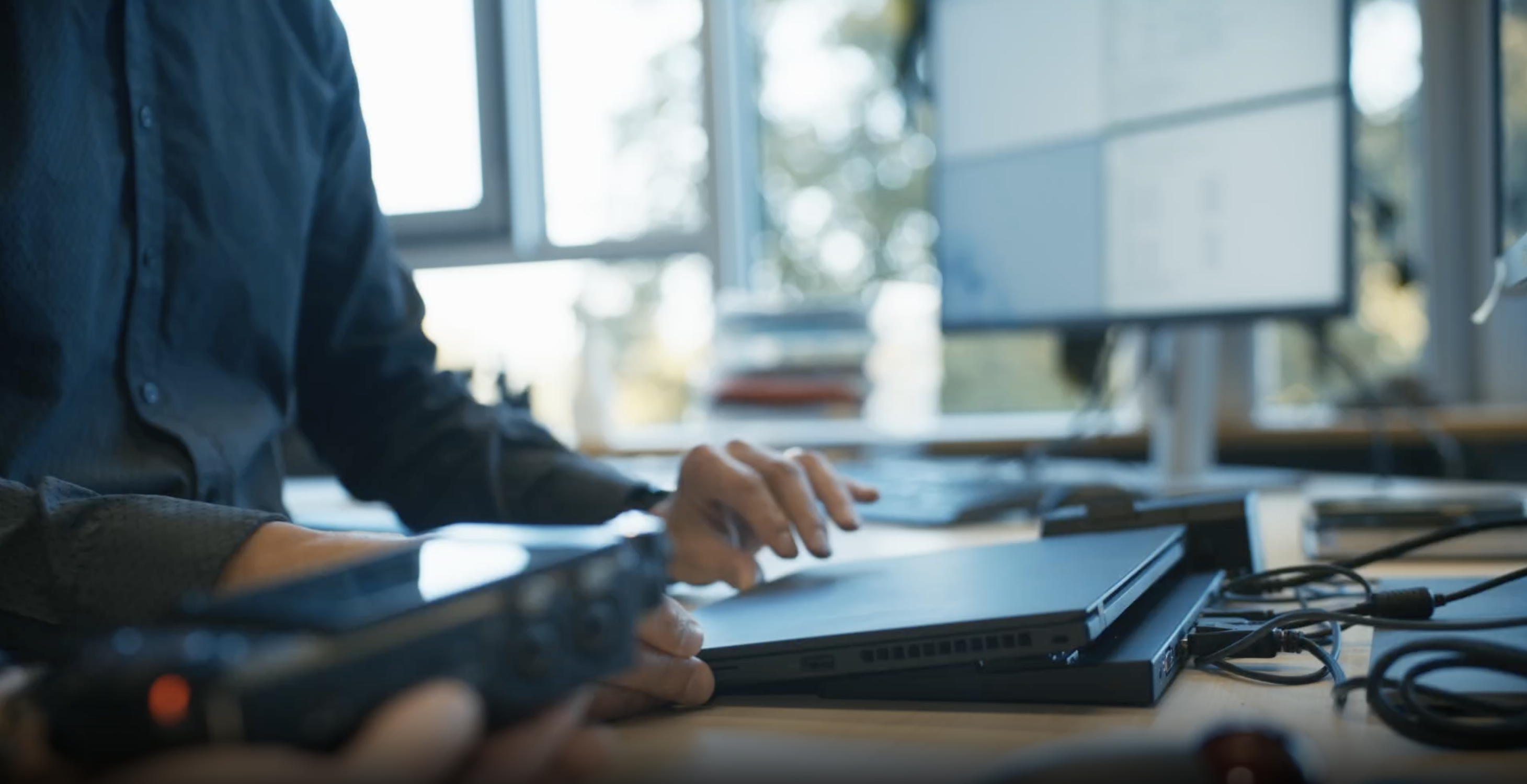 vorschaubild eines Videos zu Quantensounds mit Symbol für Video-Play auf rotem Hintergrund.